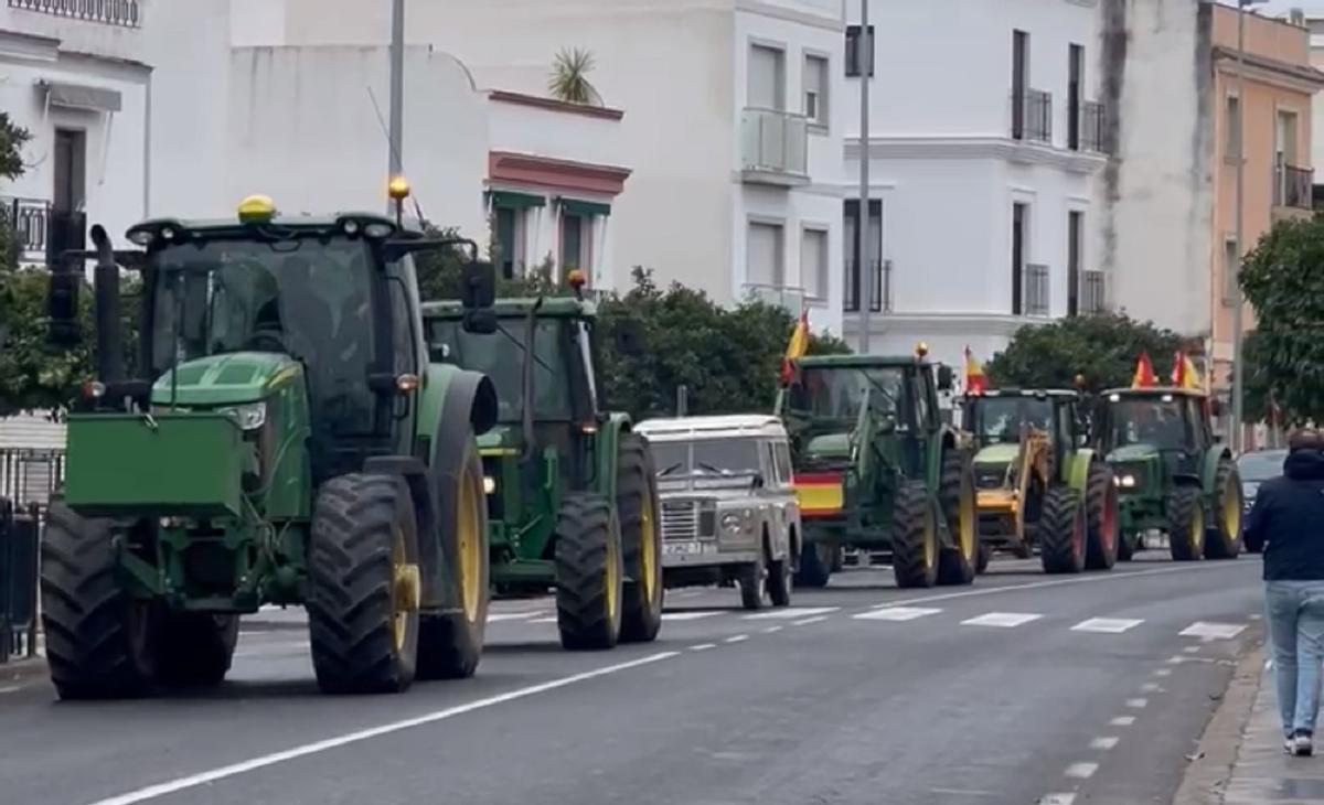 Tractorada a su paso por Palma del Río, este domingo, en dirección a Posadas.