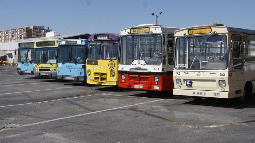 Imagen de archivo de varios autobuses antiguos de Málaga.
