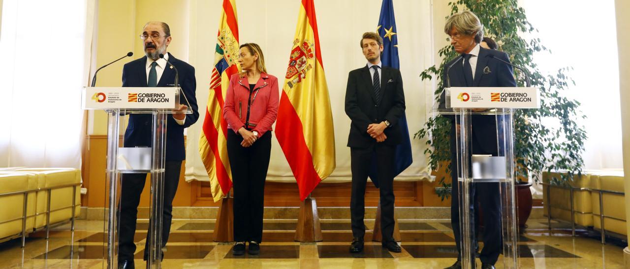 El presidente de Aragón, Javier Lambán, y el máximo responsable de Besins Healthcare, Antoine Besins, este jueves en la presentación del proyecto empresarial en Muel.