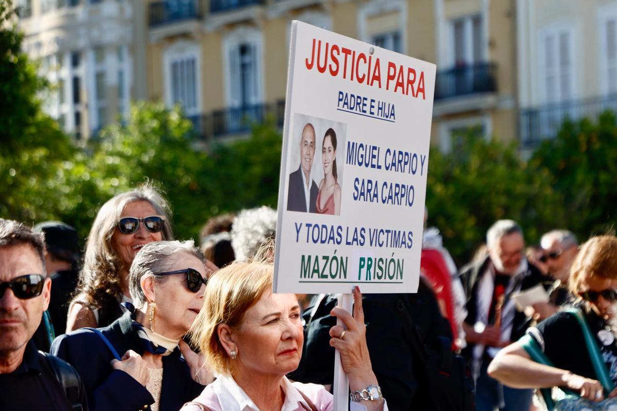La concentración por la gestión de la dana de este 26 de abril, en imágenes
