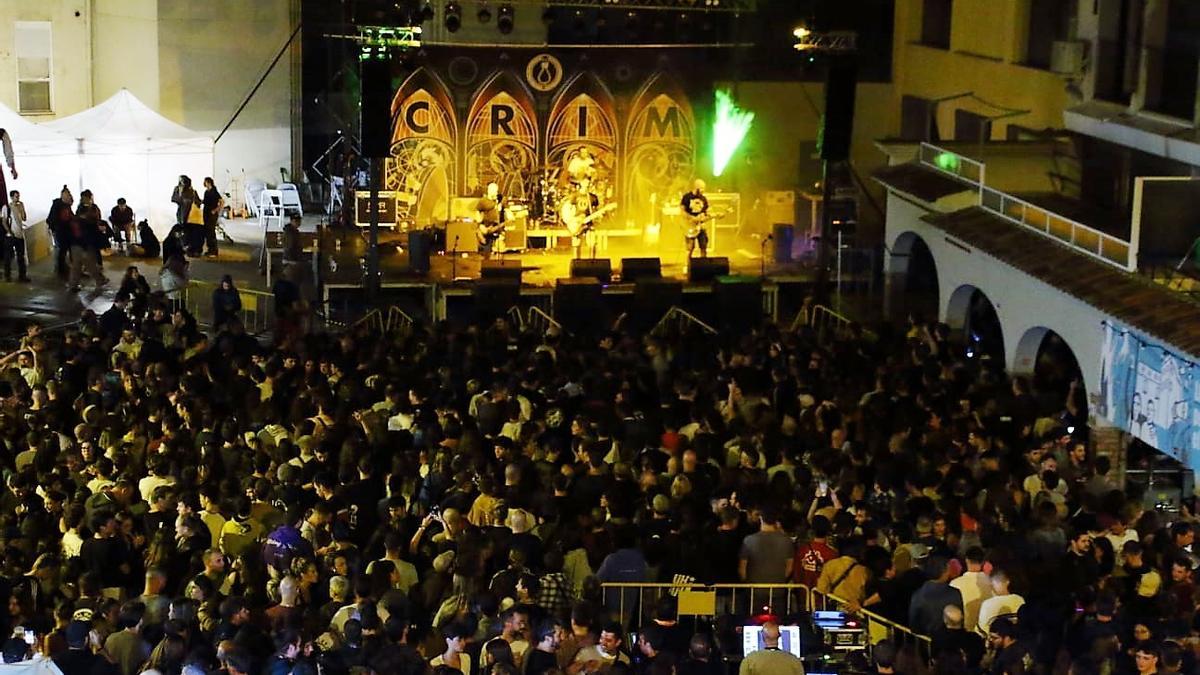 Concert dels tarragonins Crim a Puigmercadal amb la plaça ben plena, diumenge