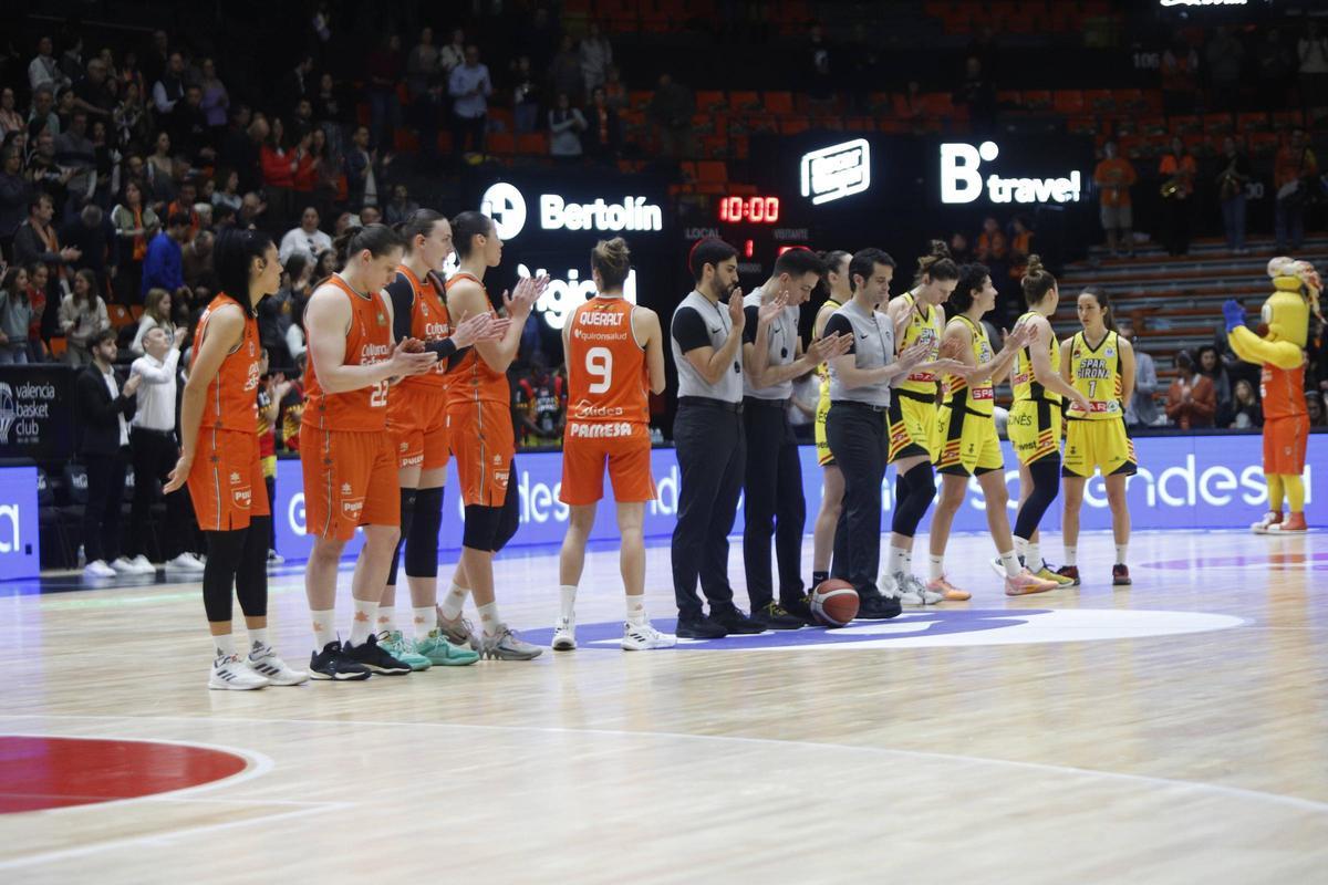 Las jugadoras del Valencia Basket y del Spar Girona, al inicio del partido en La Fonteta