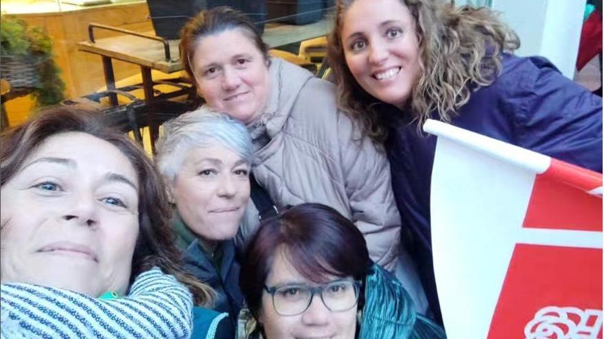 De izquierda a derecha: Rosa Piñeiro, Isabel Quintás, Sari Blanco, Marta Freire y, abajo, Esther Blanco, ayer en Madrid.