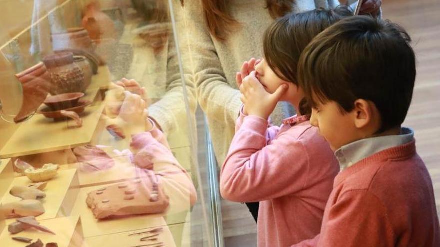 Dos niños durante una visita guiada en el Museo de Zamora.