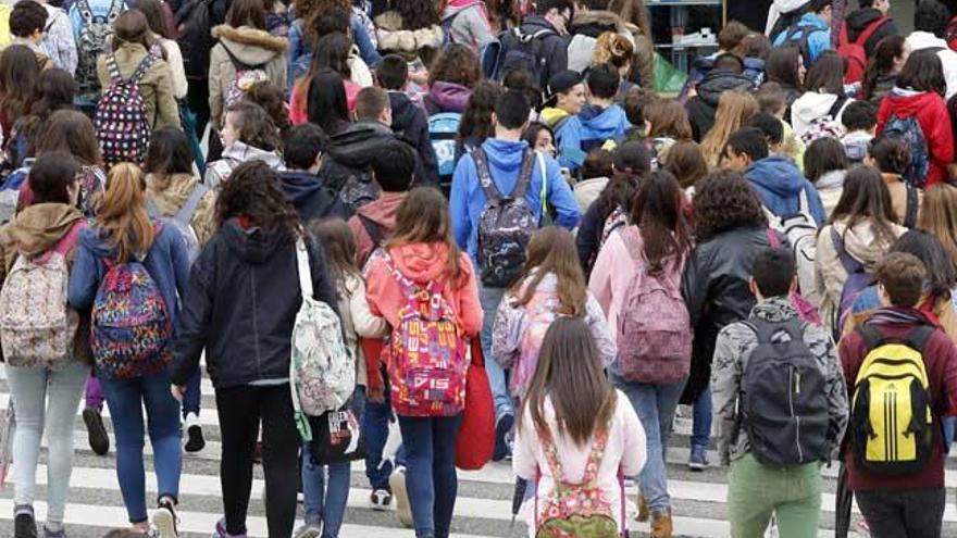 Estudiantes a la salida del instituto de Castelao. // Marta G. Brea