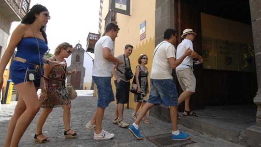 Grupo de turistas de visita en la Casa de Colón, en la capital grancanaria. | juan carlos castro