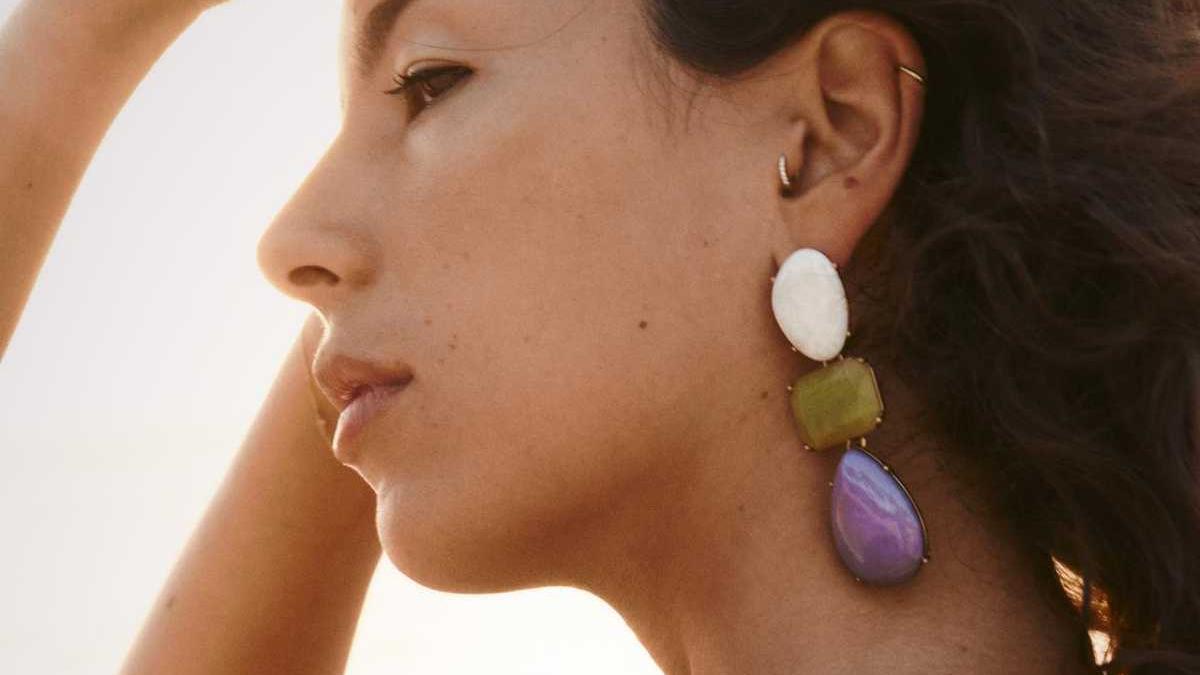 Zara tiene los pendientes que te convertirán en invitada matrícula de honor: originales y muy favorecedores