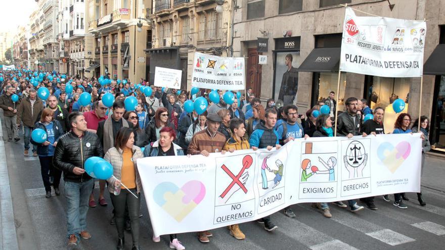Familias de niños con autismo se quejan al Síndic de que la Generalitat les ignora