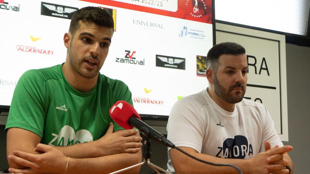 Jaime González e Iván López, ayer en rueda de prensa previa al duelo ante Base Oviedo. | Jose Luis Fernández