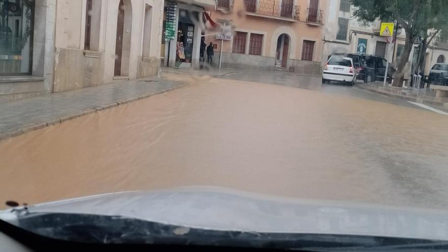 Calles inundadas en el centro del municipio de Algaida