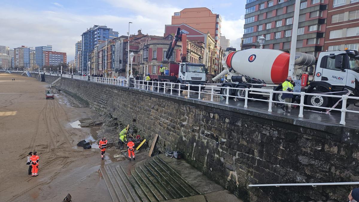 El temporal obliga a reforzar la estructura del Muro de San Lorenzo por precaución (en imágenes)