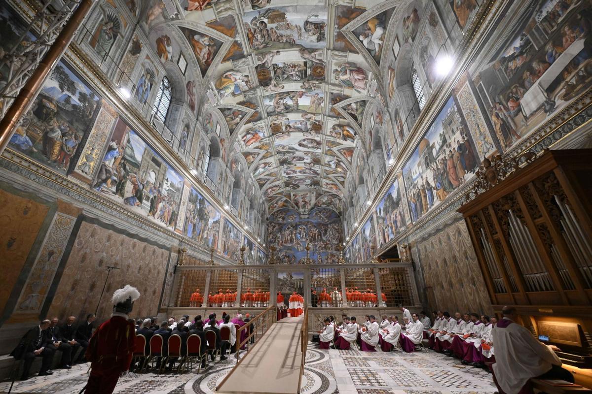 Las imágenes del cónclave por dentro: los cardenales en la Capilla Sixtina.