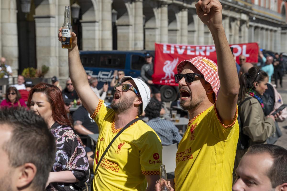 Los hinchas del Liverpool ’calientan’ Madrid