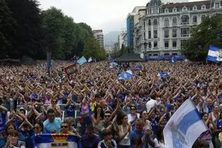 De la jaca de Santi Cazorla al "Asturias Patria Querida": así fue la histórica fiesta con la que jugadores y aficionados celebraron el ascenso del Oviedo