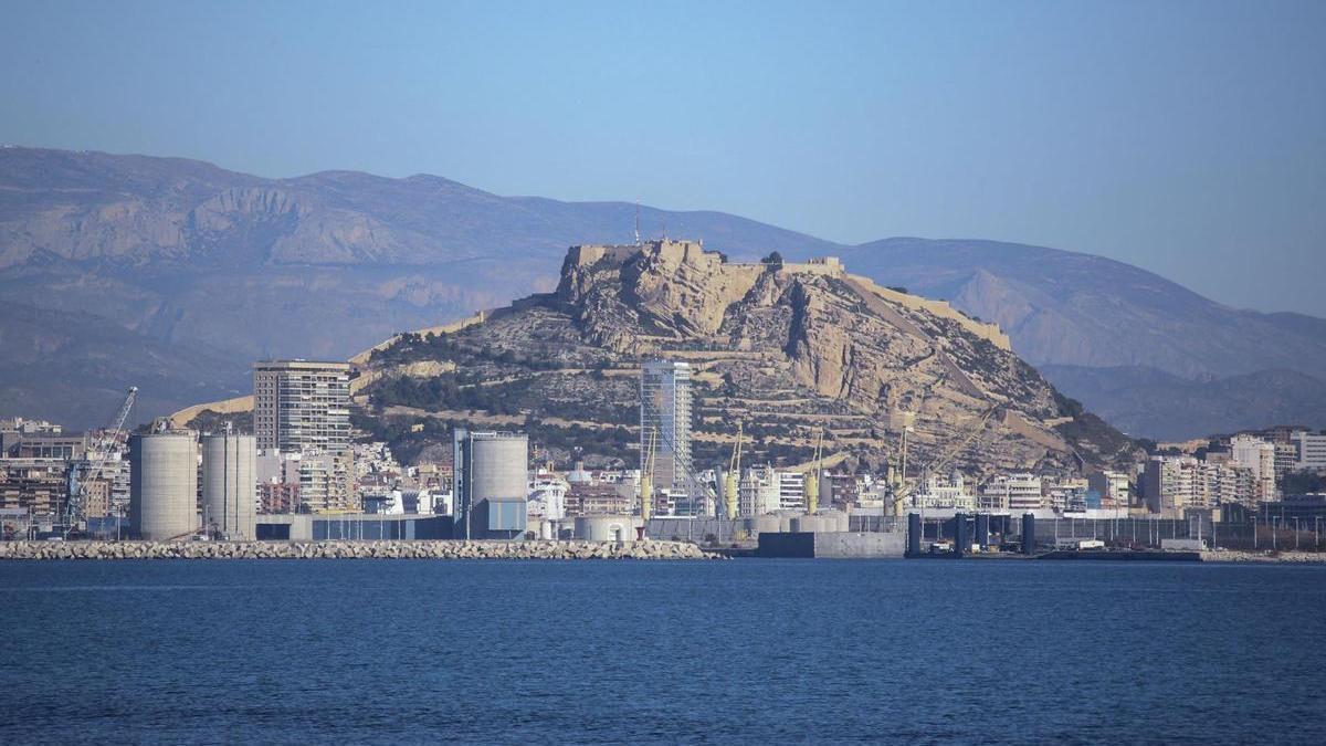 Imagen del puerto de Alicante, donde se proyectan macrodepósitos de combustible desde hace una década