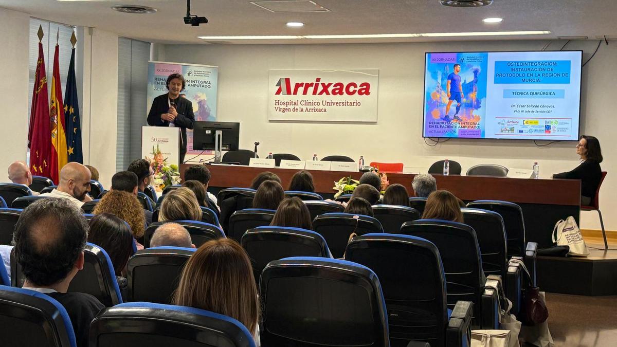 El doctor César Salcedo durante su intervención ayer en la jornada celebrada en la Arrixaca.
