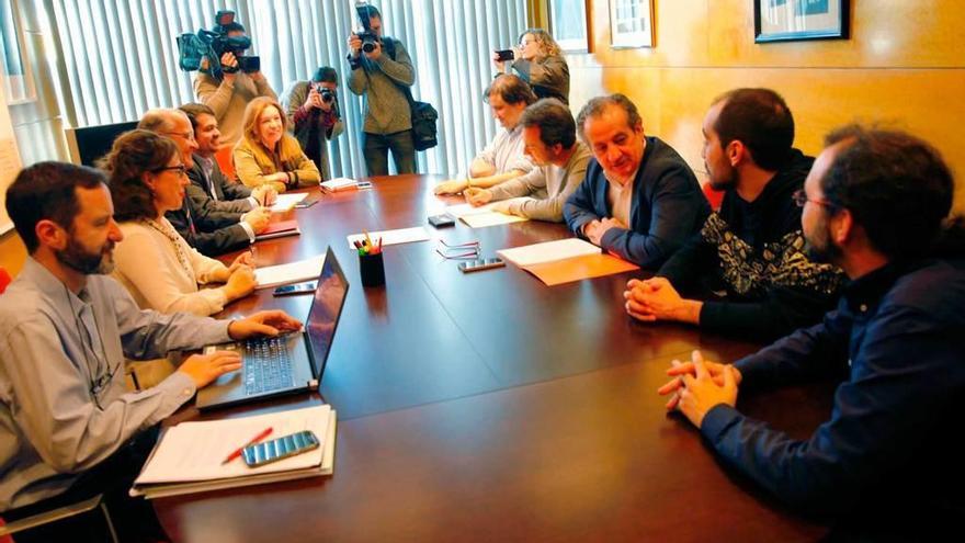 Asistentes a la reunión convocada ayer por el Principado.