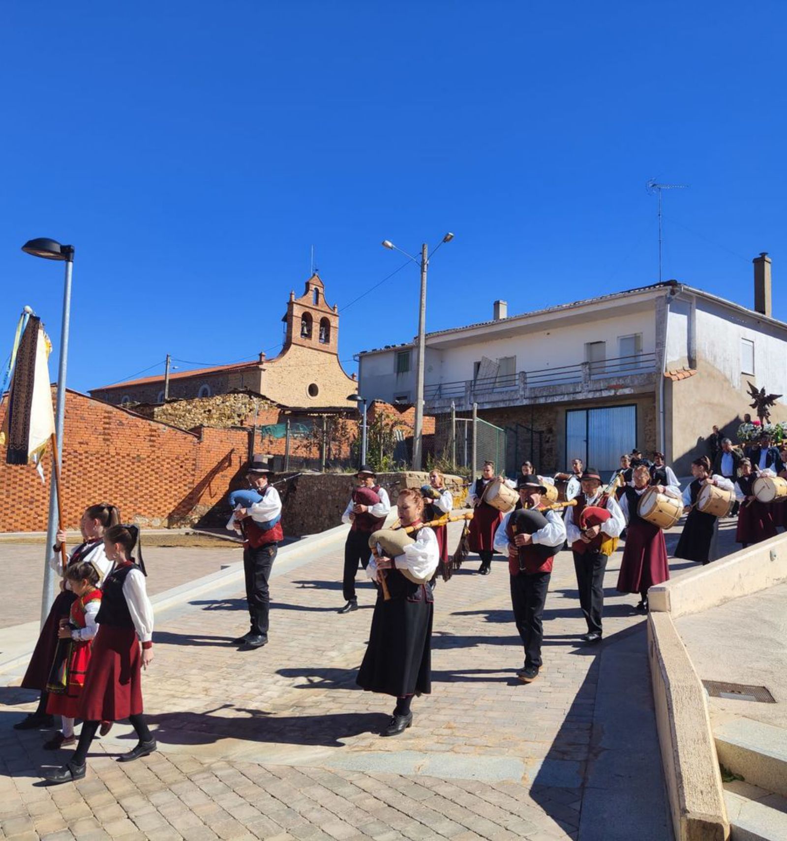 Manteos y  Monteras animó la procesión con su folclore alistano. | Ch. S.