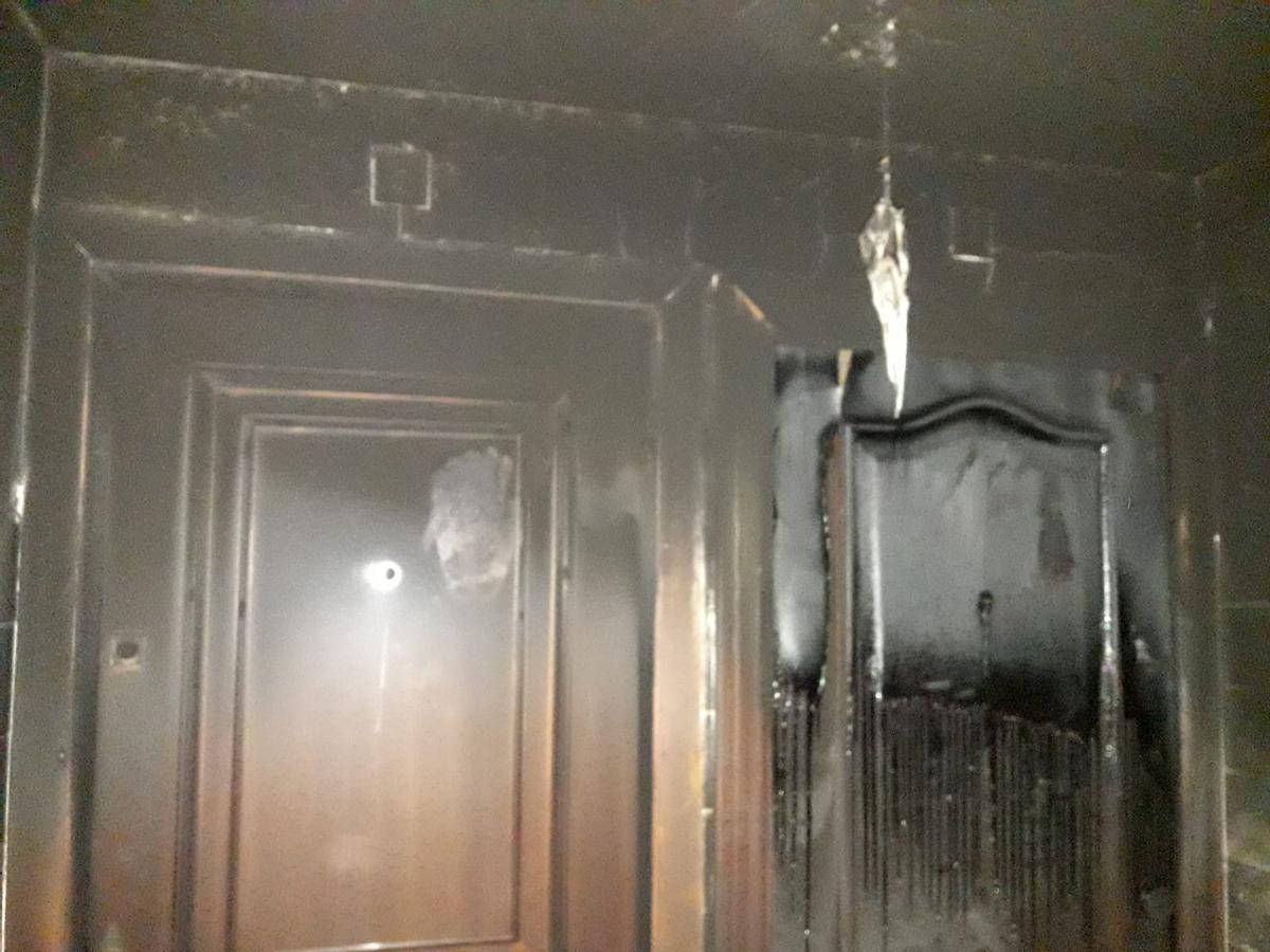 Interior del edificio de viviendas afectado por el fuego este miércoles en el Sector Sur.