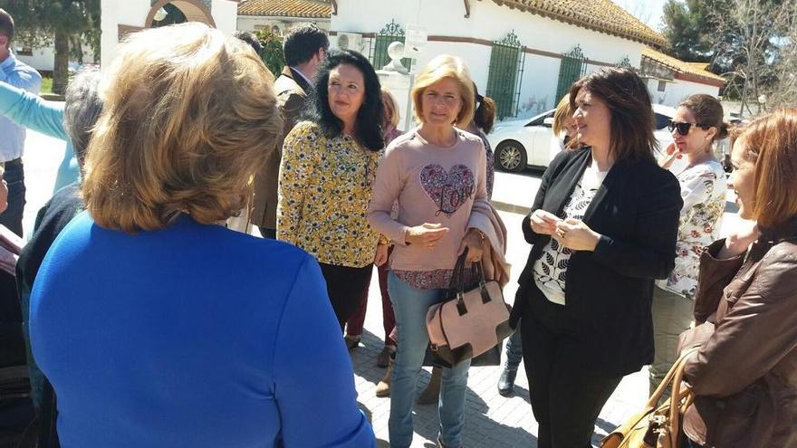 Esperanza Oña y Margarita del Cid, durante la visita que ayer realizaron al Hospital Marítimo.