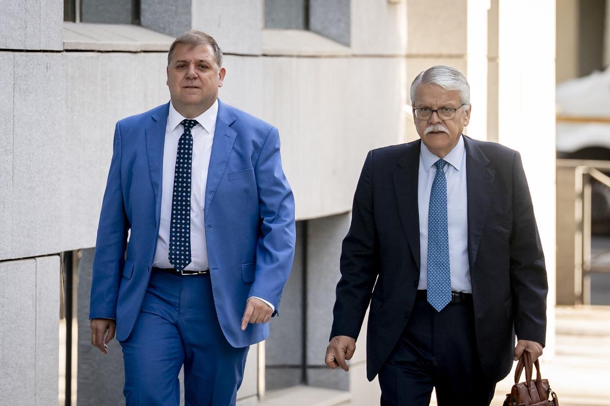 El expresidente de Correos y exjefe de gabinete de Pedro Sánchez en el PSOE, Juan Manuel Serrano (i), a su llegada a la Audiencia Nacional.