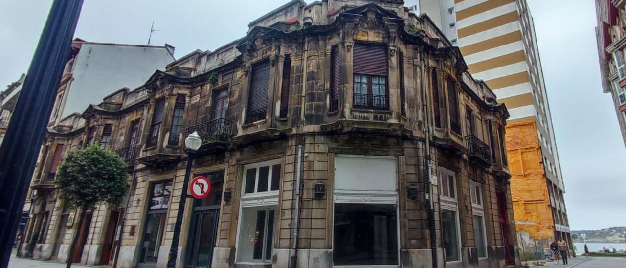 Aspecto actual del inmueble de la calle San Bernardo, número 23, sin carteles de la obra ni maquinaria. | Á. G.