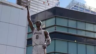 Los Lakers colocan una estatua de Kobe Bryant junto a su hija en la Crypto.com Arena