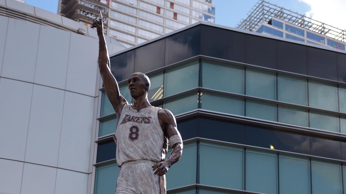La estatua de Kobe Bryant en Los Ángeles.