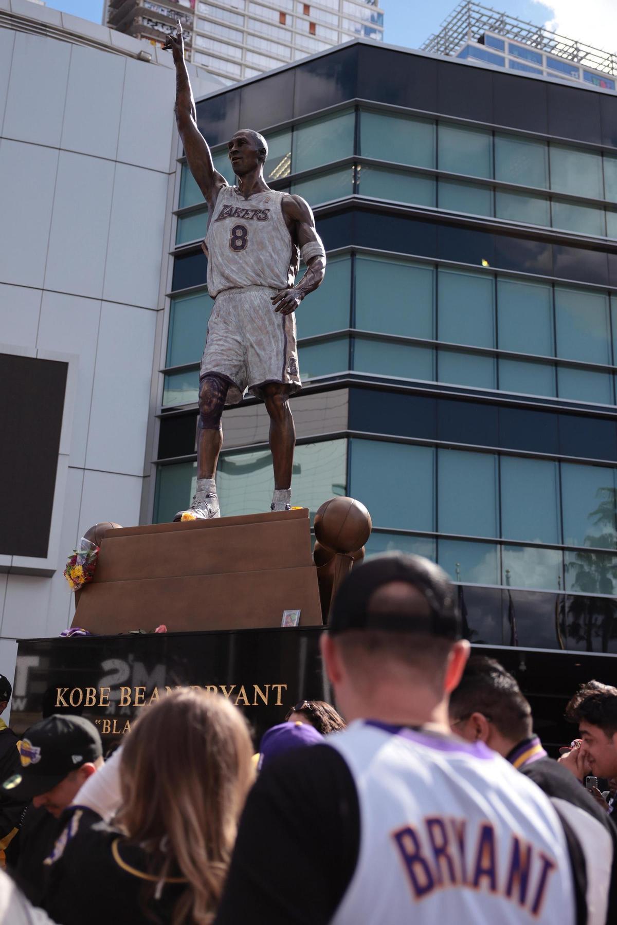 La estatua de Kobe Bryant en Los Ángeles.