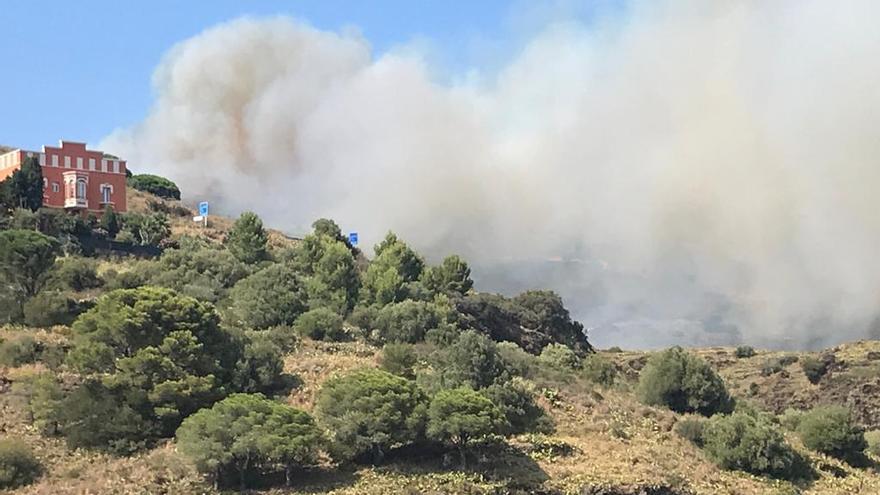 VÍDEO | Els Bombers es centren en el flanc dret i la cua, ja que el flanc esquerre mor al mar de l'incendi de Portbou