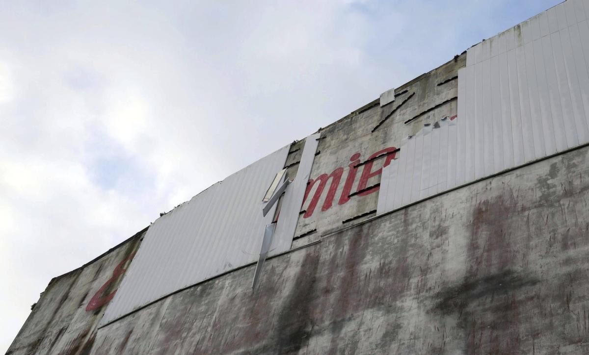 Algunas de las plancha a punto de caer en una foto tomada esta semana. | NOÉ PARGA