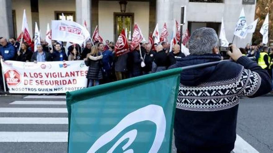 Protesta de los vigilantes, que piden ser agentes de la autoridad