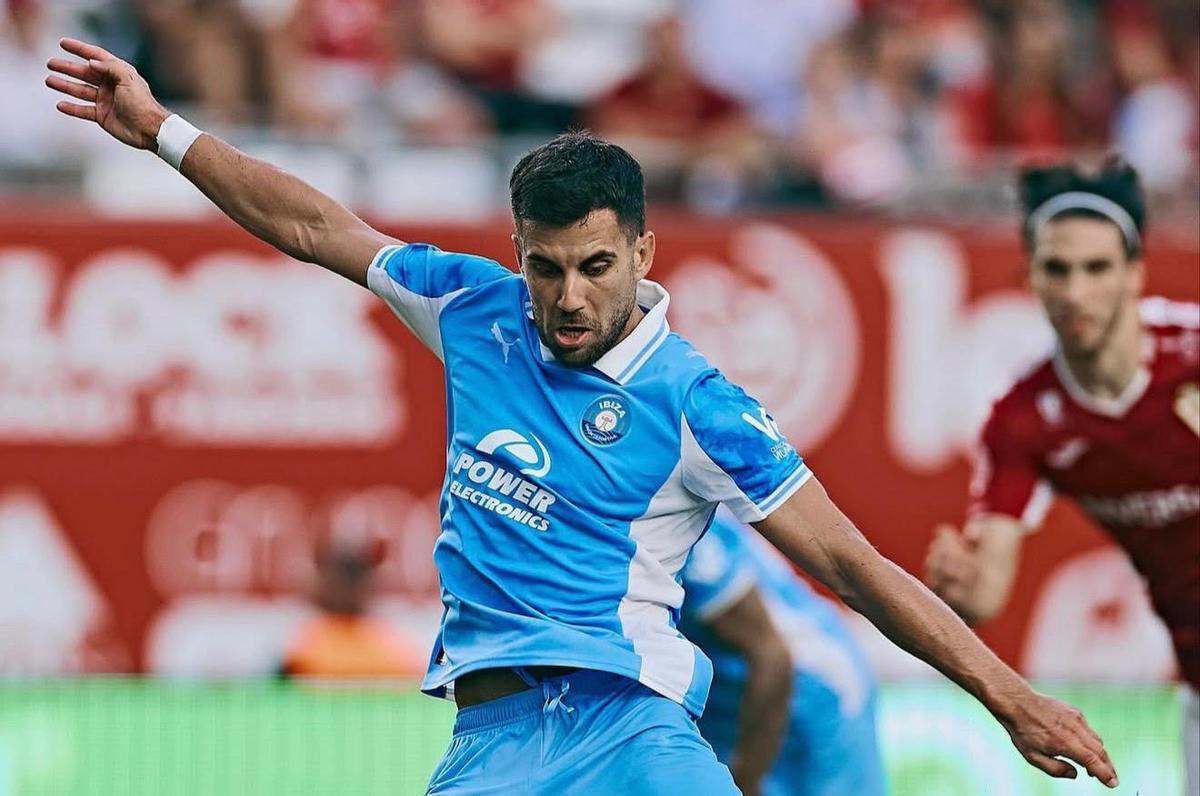 Fede Vico dispara a puerta como jugador del Ibiza.