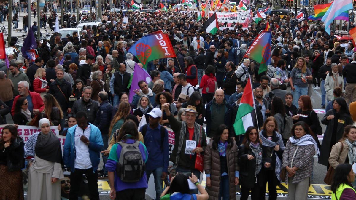 Unas 1.500 personas se manifiestan en Barcelona en contra del racismo y el fascismo