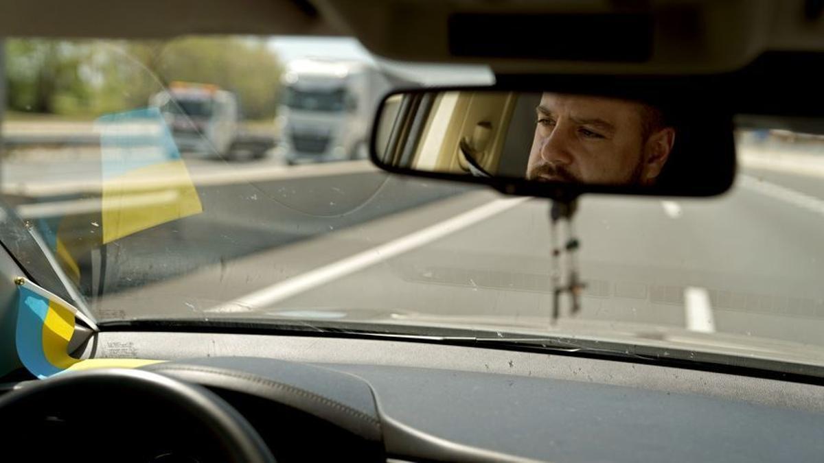 Iván Geshko en su coche. Cuando puede escaparse de su trabajo en el bar, acude al almacén de pertrechos.