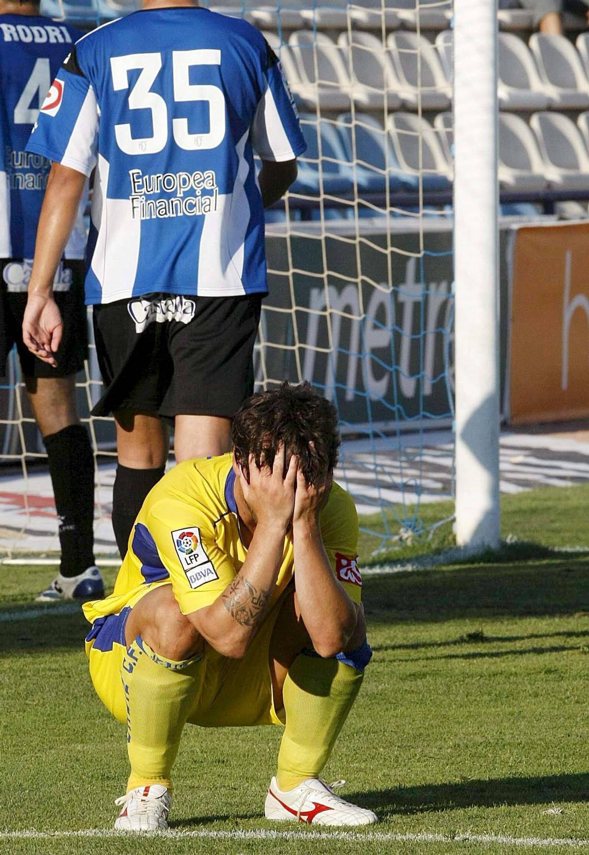 Abraham Paz, desconsolado, lamenta el penalti fallado en el Rico Pérez por el que descendió el Cádiz.