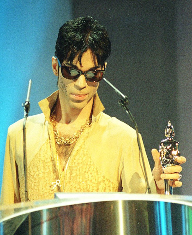 Prince recogiendo un premio en 1995.