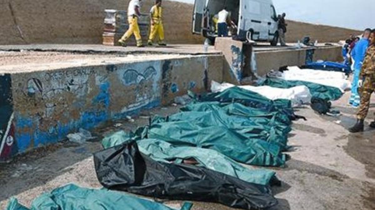 Los cuerpos cubiertos de inmigrantes africanos ahogados en las aguas del canal de Sicilia, ayer.