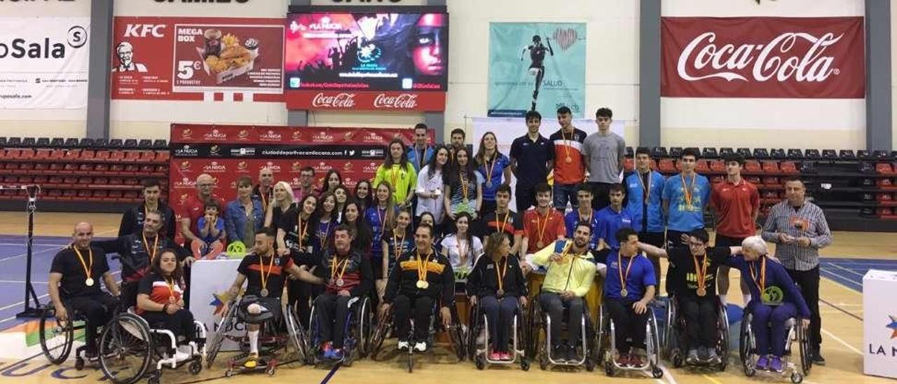 Los premiados en el Campeonato de España de bádminton sub-19 y de parabádminton.