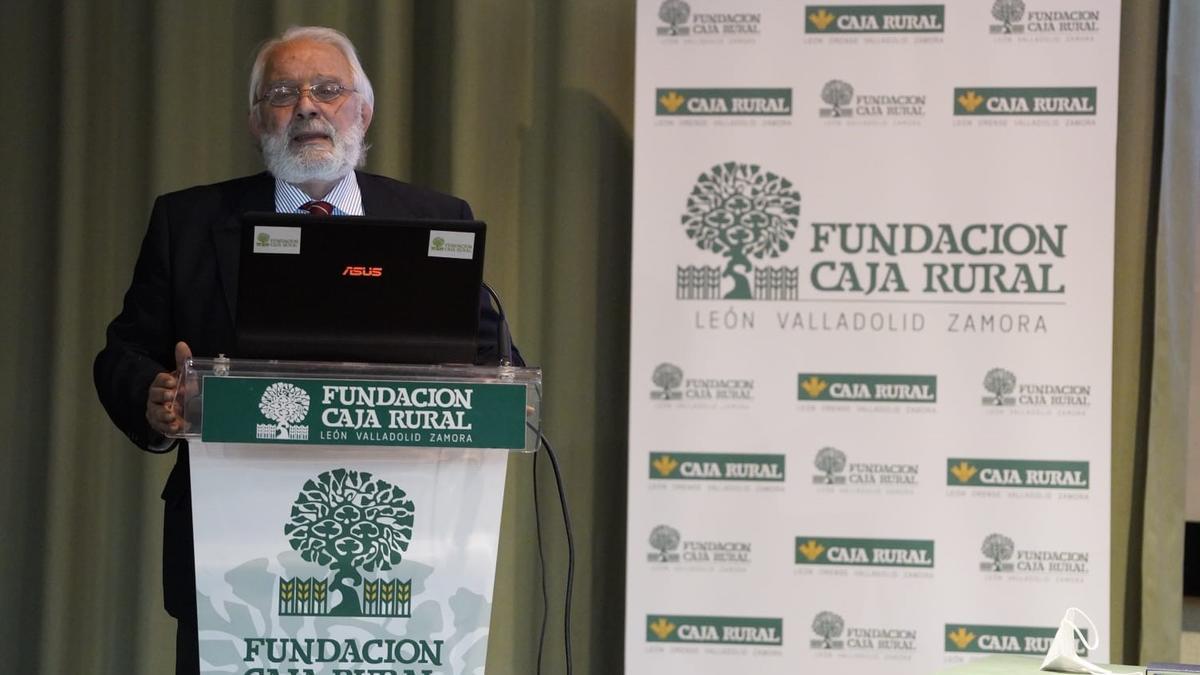 Fernando Gonçalves Estella, durante su conferencia en el Colegio Universitario.
