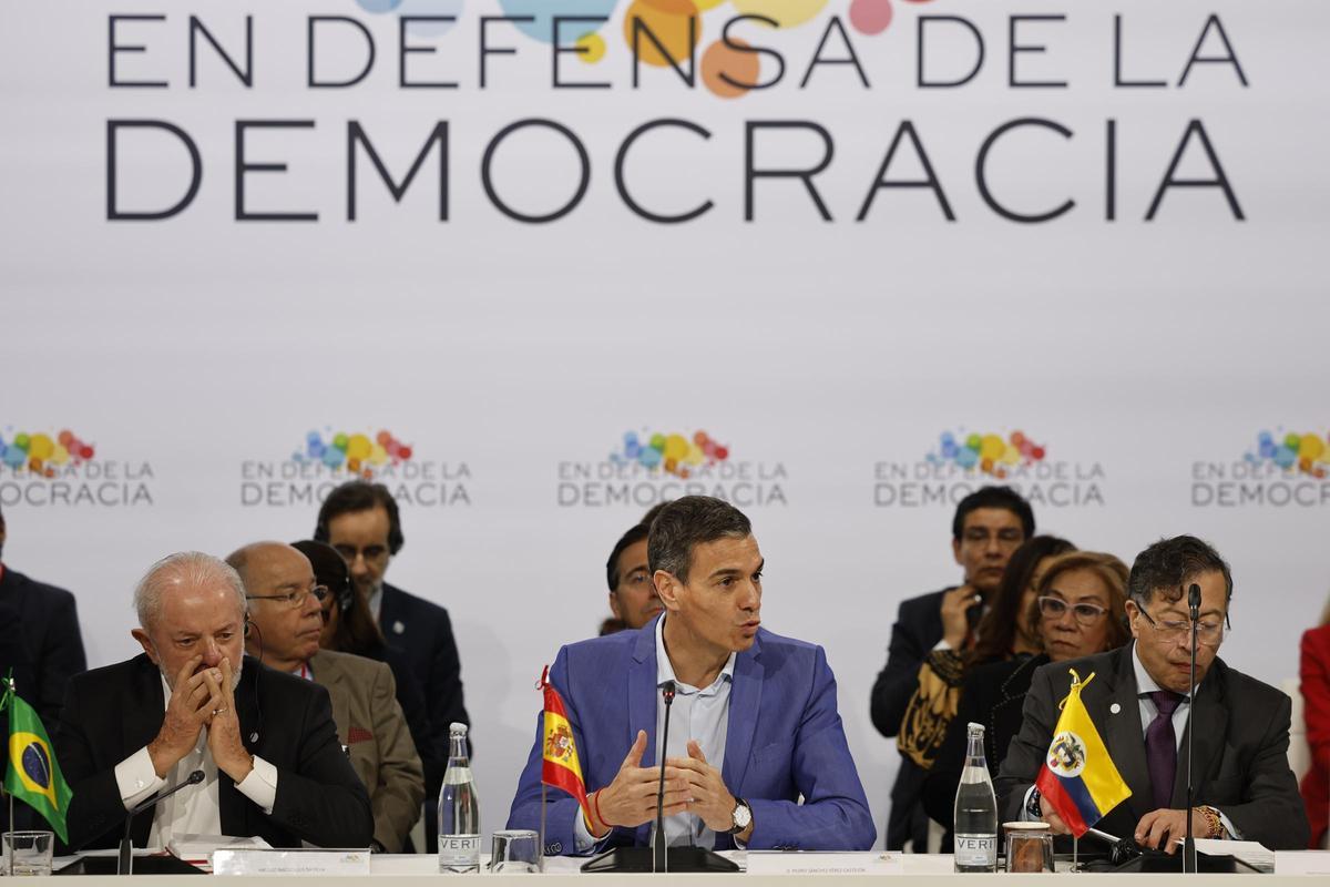 Pedro Sànchez (C) inaugura al costat del president brasiler Luiz Inazio Lula da Silva (L) i del president colombià Gustavo Petro (R) la Cimera 'Defensant la Democràcia' celebrada a Barcelona