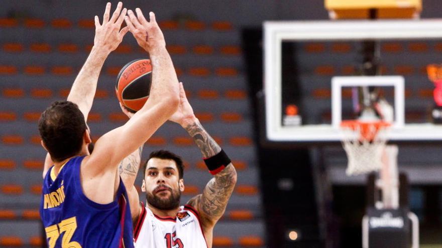 Nikola Mirotic bloquea un tiro de un jugador del Olympiacos