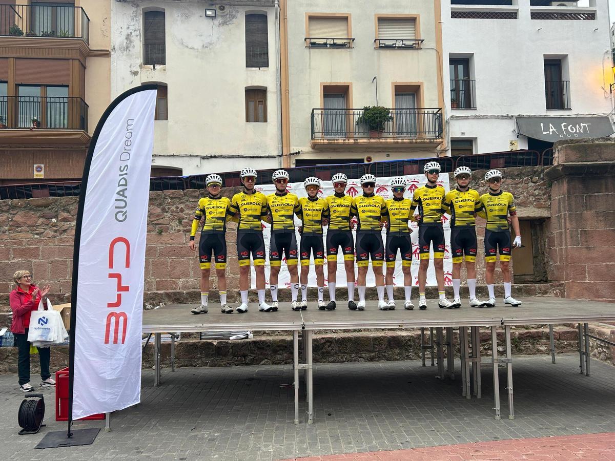 Ciclistas del equipo cadete del CC Ontinyent en el Campeonato Autonómico en Vilafamés.