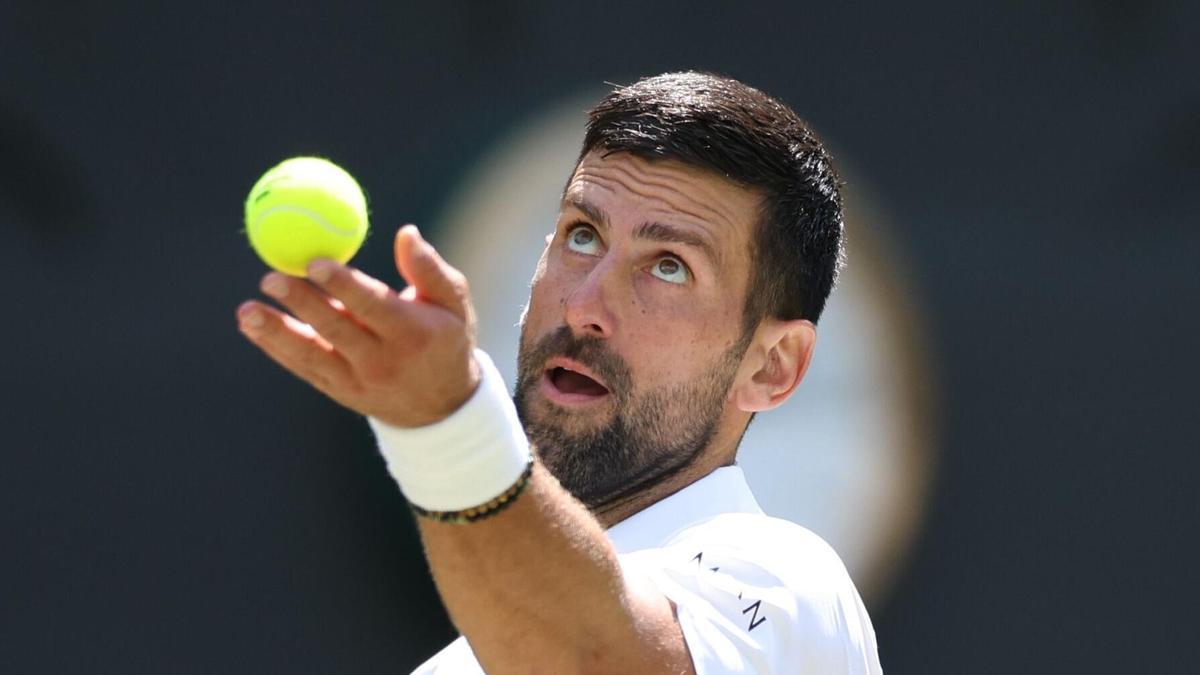 Novak Djokovic, en acción durante un partido en Wimbledon