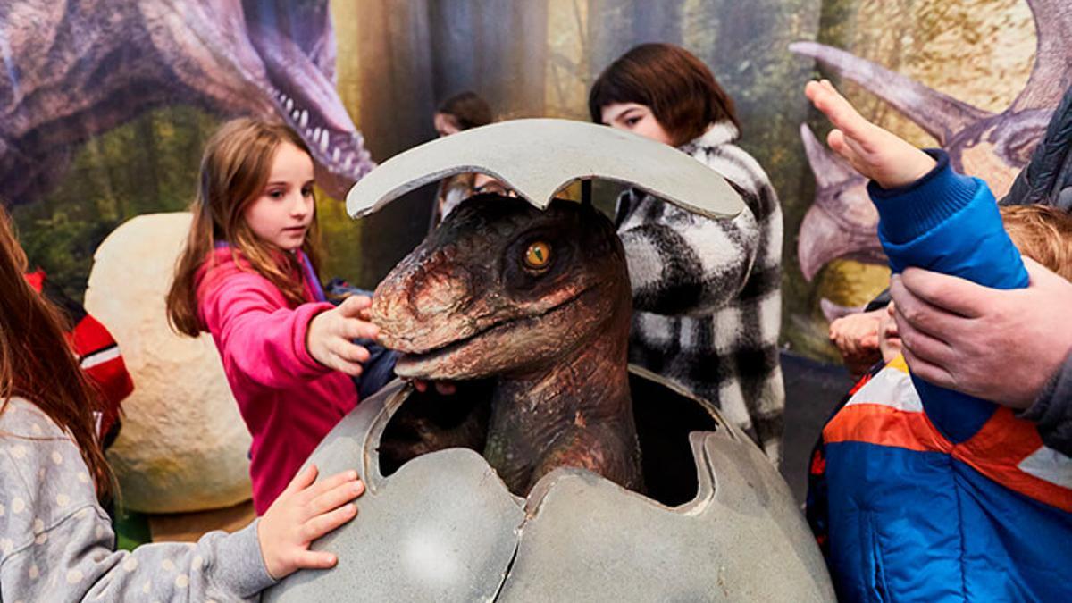 Un grupo de niños y niñas se divierten en una de las actividades de Expo Criaturas Jurásicas.