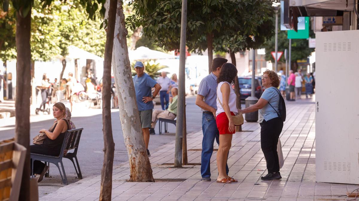 Vecinos en el barrio de la Viñuela.