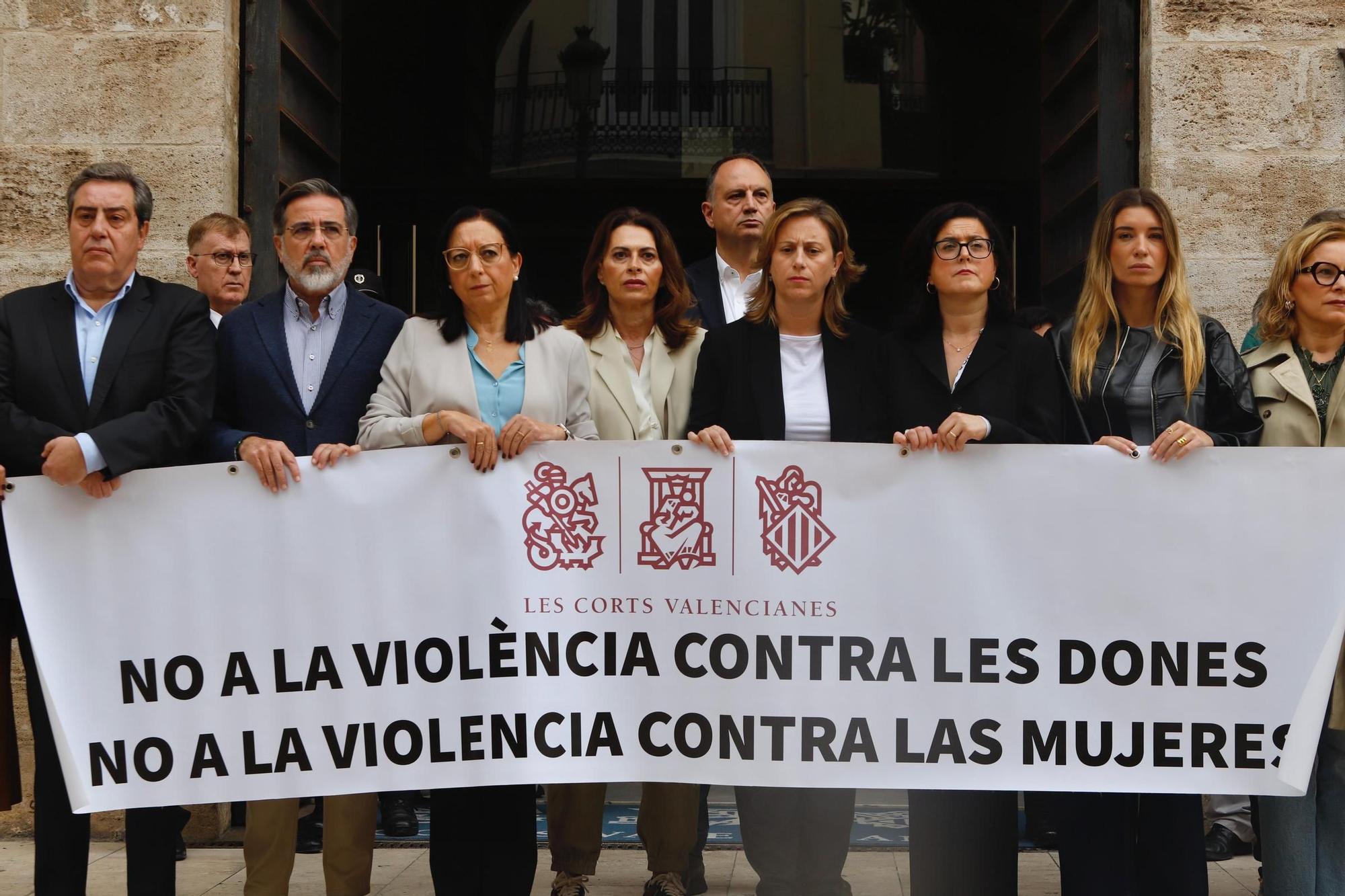 Minuto de silencio en les Corts Valencianes por la última mujer asesinada por violencia machista en Alicante