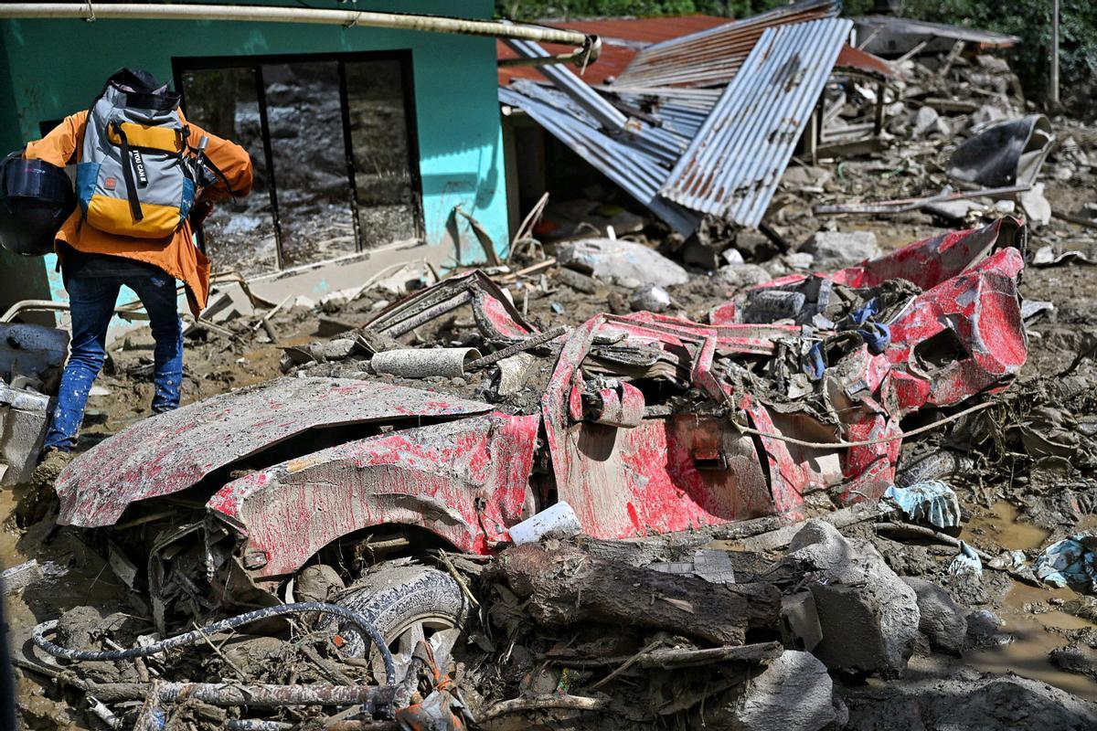 Equipos de rescate trabajan buscan desaparecidos tras una avalancha en Quetame, Colombia