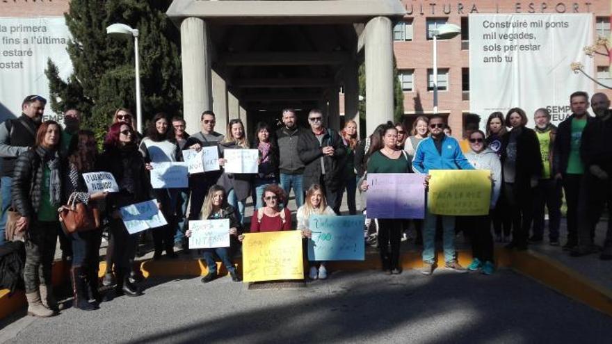 Protesta esta mañana contra los impagos a los interinos a las puertas de la Conselleria de Educación.