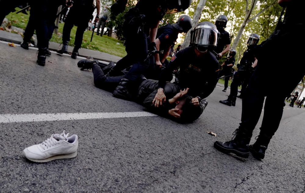 Madrid. 24.09.20. La policía carga en manifestación frente a la a asamblea de Madrid.  FOTO JOSÉ LUIS ROCA